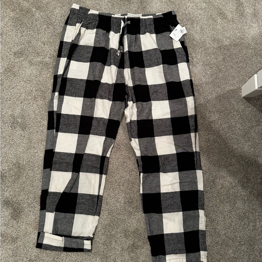 Men’s black and white plaid pajama pants